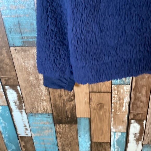 NWOT UGG medium fuzzy soft red white and blue jacket - Picture 15 of 16